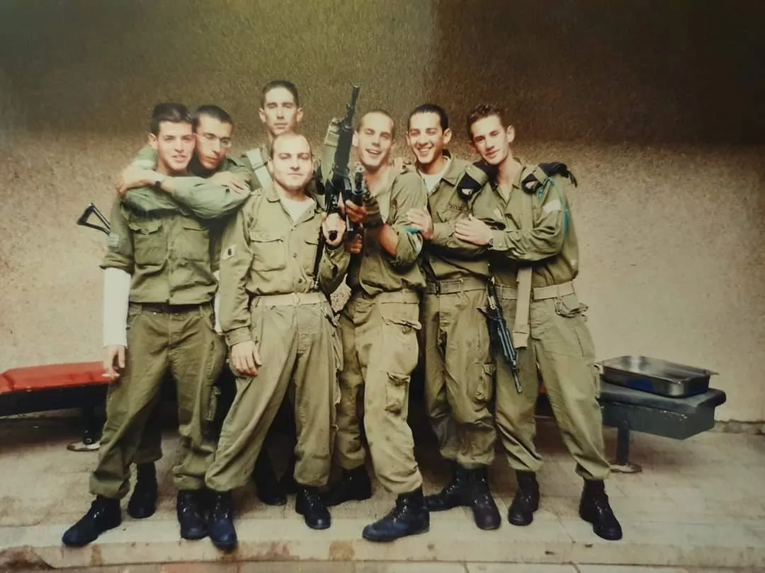 עמרי הצעיר עם חבריו לשירות הצבאי