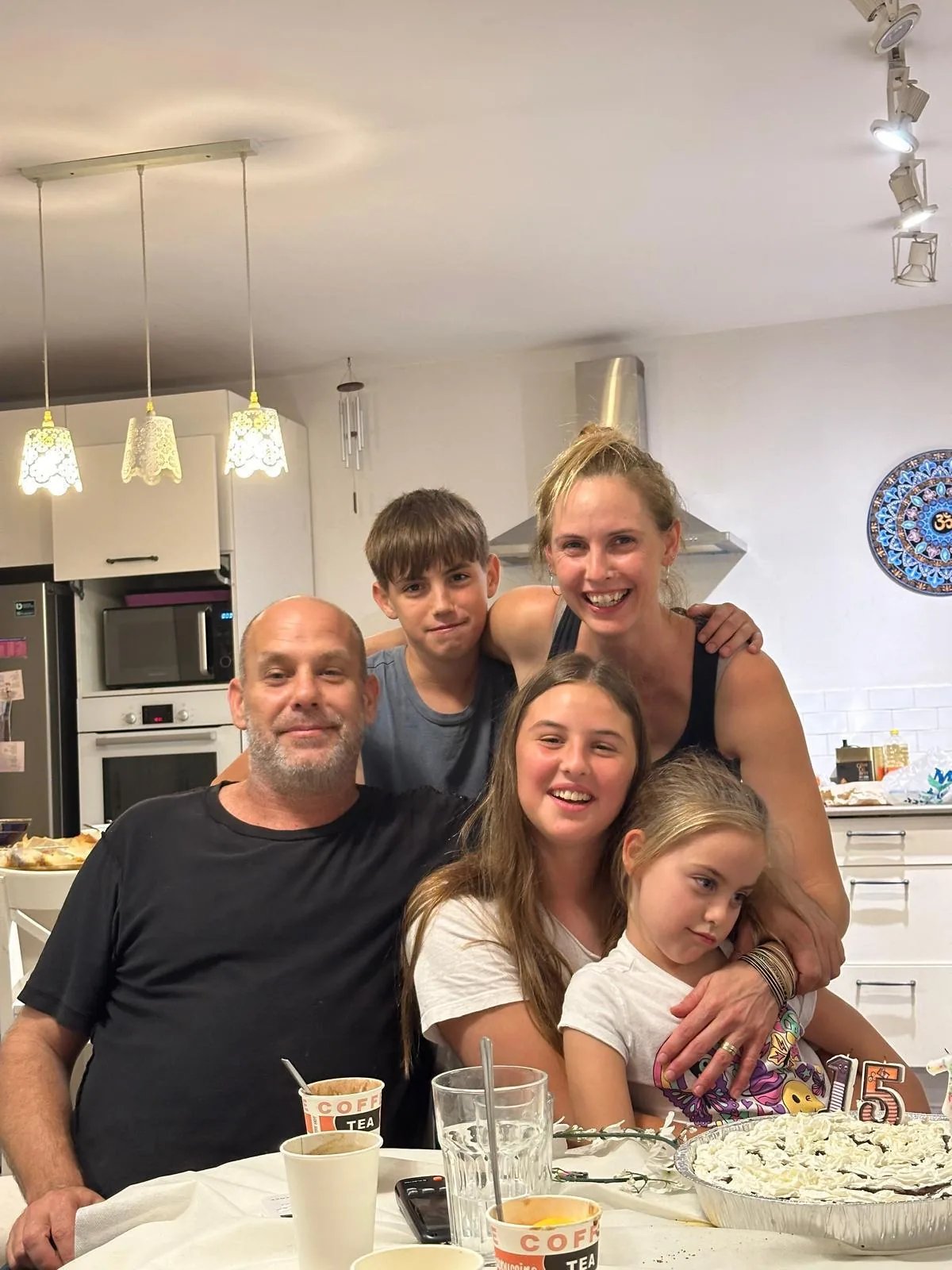 עמרי לוטן עם אשתו דפנה וילדיהם מיקה, עמית וגאיה