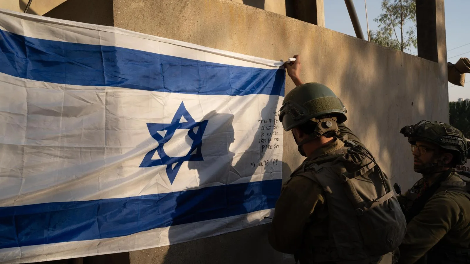 חיילים תולים דגל ישראל לזכרו של עמרי